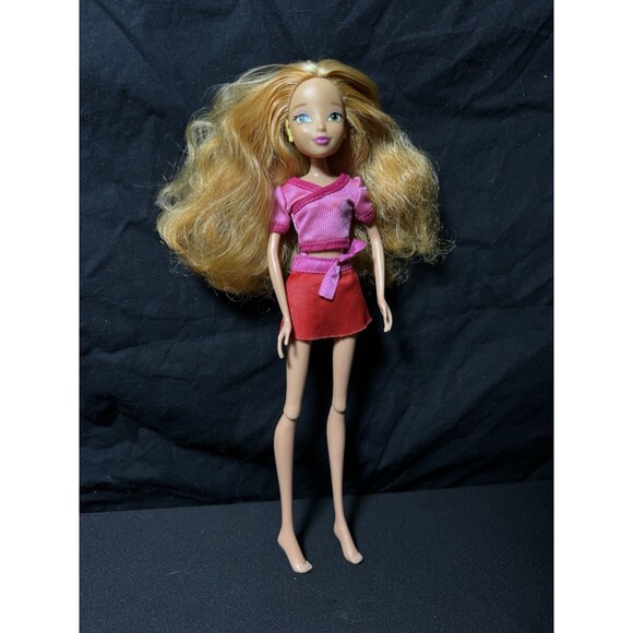 Winx Club Flora Doll by Jakks Pacific Everyday Wear Outfit - Picture 3 of 9